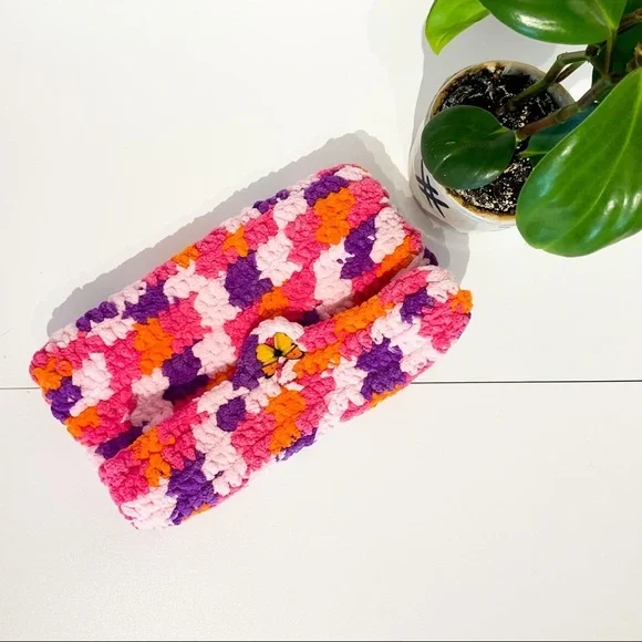 Very 90s VINTAGE Soft Fluffy Travel Clutch With Butterfly Clasp - Picture 6 of 9